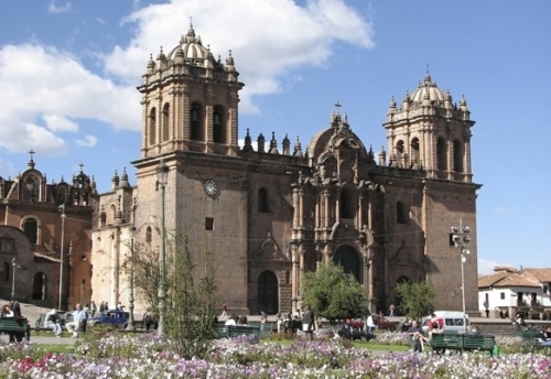 Fachada y vista de la Catedral del Cusco