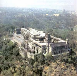 El castillo se encuentra en la cúspide del cerro del chapu?n.