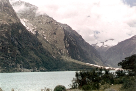 Laguna de llanganuco al fondo la Codillera Blanca