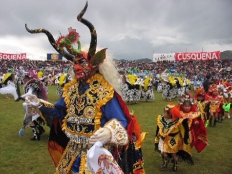 Un temible diablo en la danza de la diablada puneña