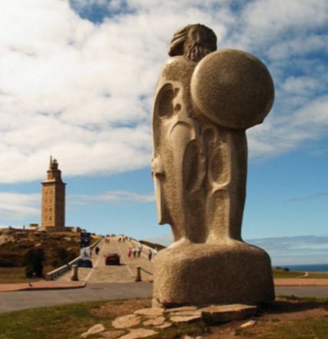 Estatua de Breogan y al fondo el faro romano conocido como Torre Hércules