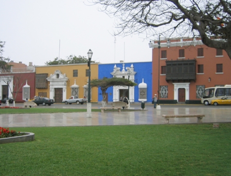 Plaza mayor y casonas antiguas