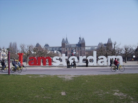 Cartel promocional tur?stico frente al Rijksmuseum