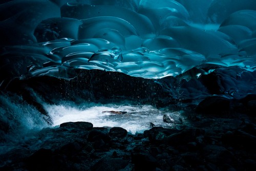 Caída de agua del glaciar